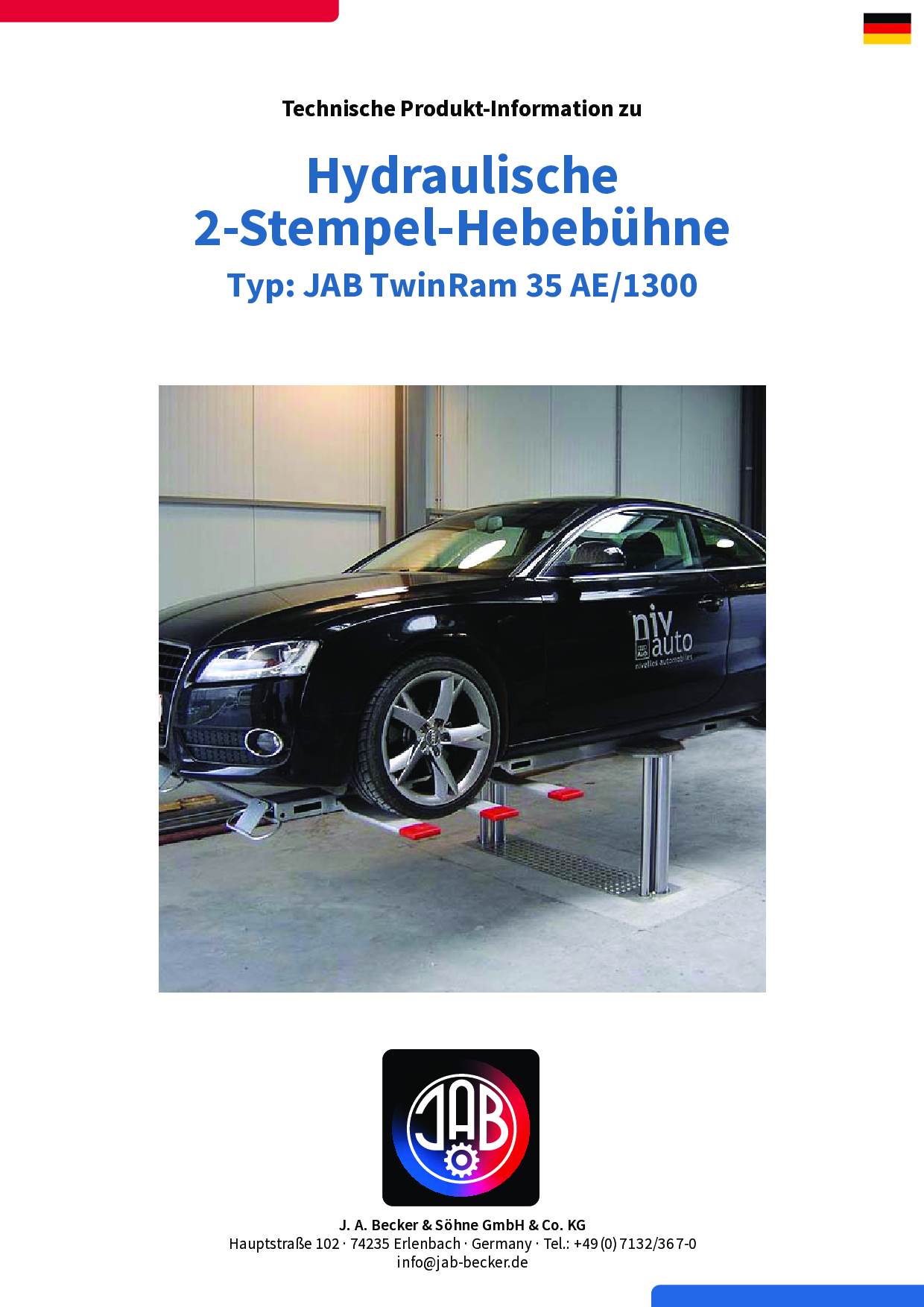 Ein schwarzes Auto auf einer hydraulischen 2-Stempel-Hebebühne in einer Werkstatt.