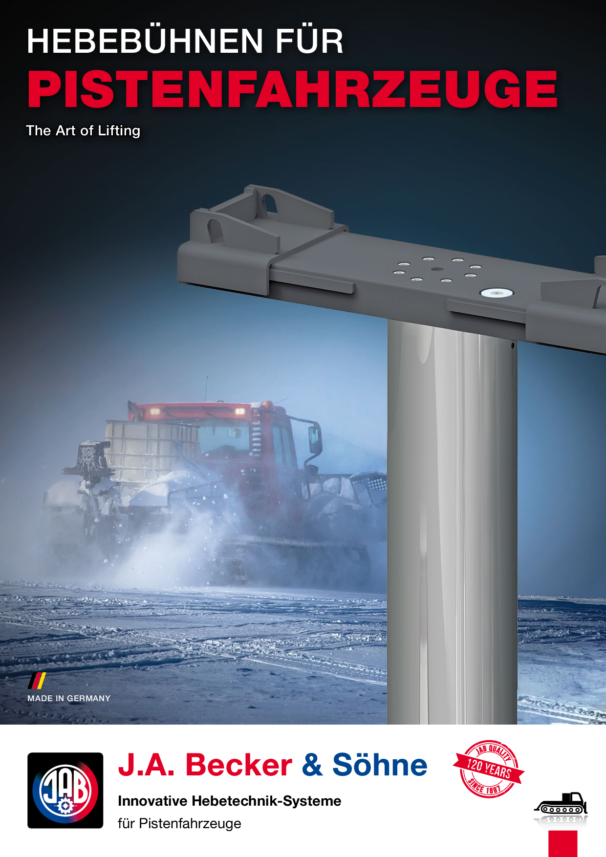 Eine Hebebühne für Pistenfahrzeuge auf einem verschneiten Berg mit einem Pistenfahrzeug darauf