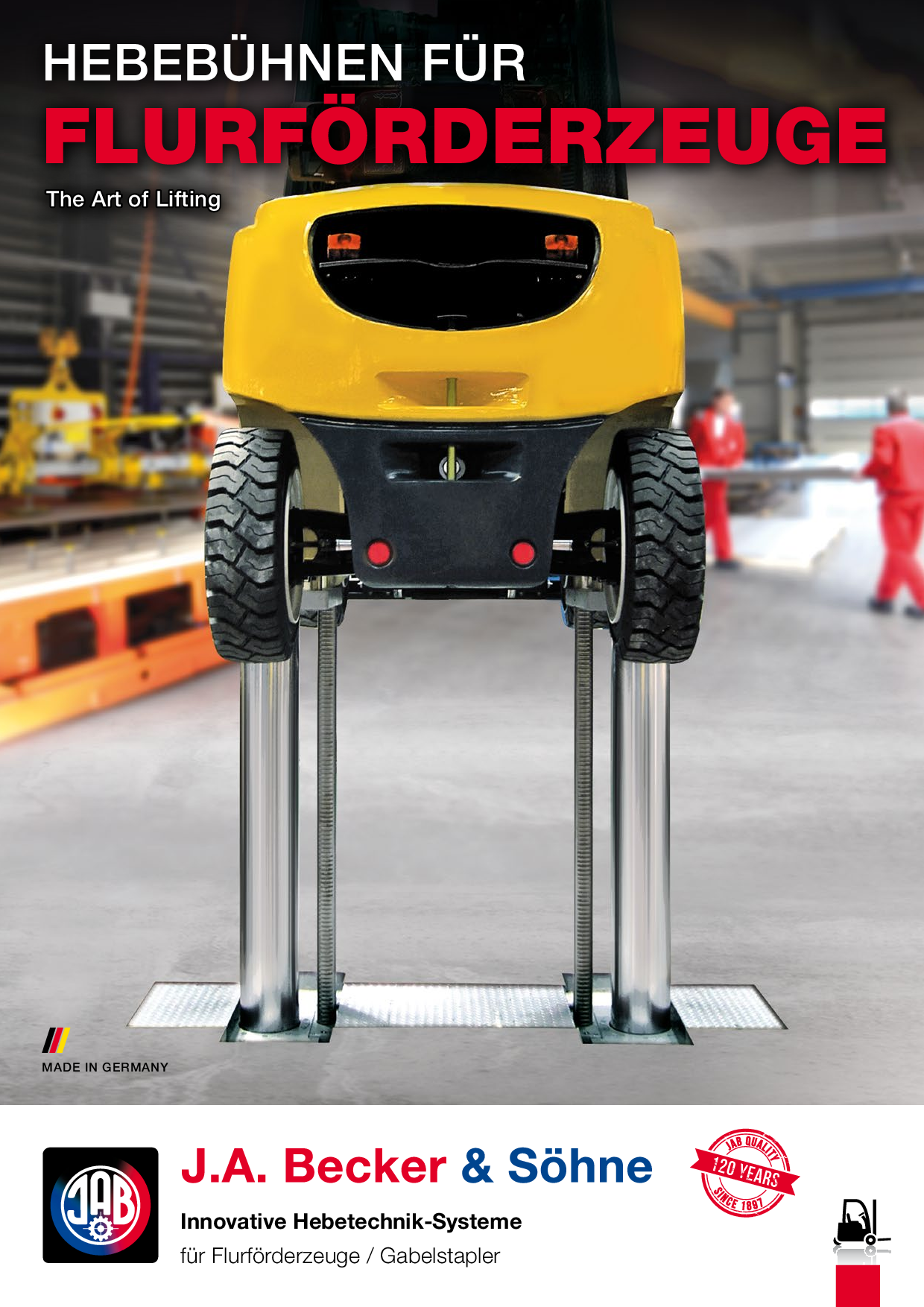 Ein gelbes Flurförderzeug auf einer Hebebühne in einer Werkstattumgebung.