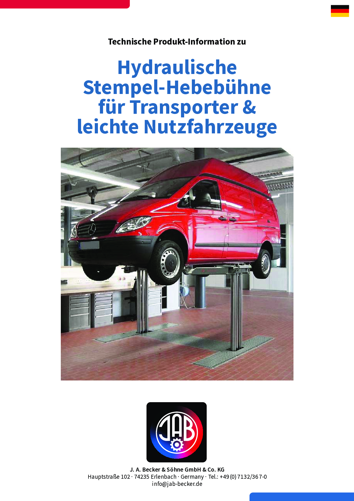 Ein roter Transporter, der von einer hydraulischen Stempel-Hebebühne in einer Werkstatt angehoben wird.