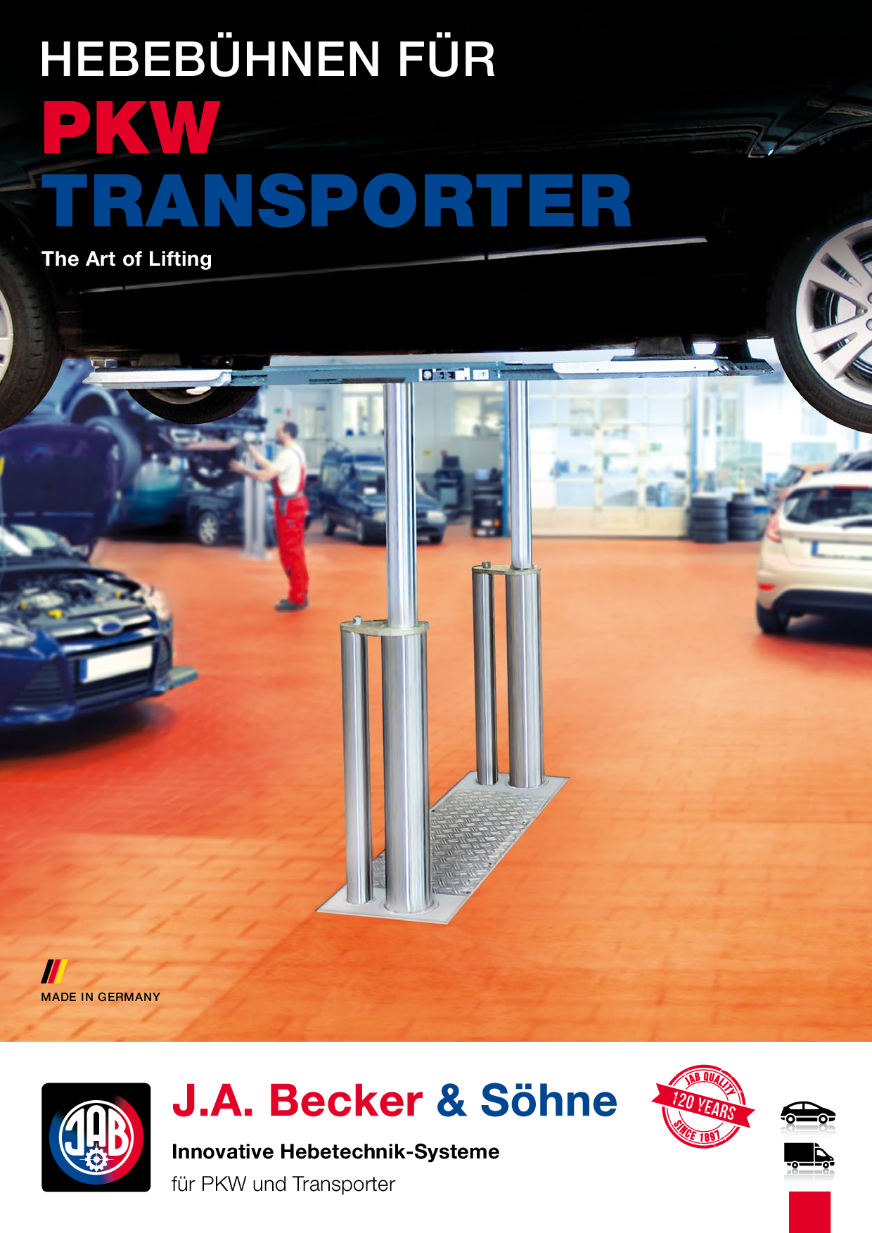 Ein Fahrzeug auf einer Hebebühne in einer Werkstatt, mit einem Mechaniker im Hintergrund.