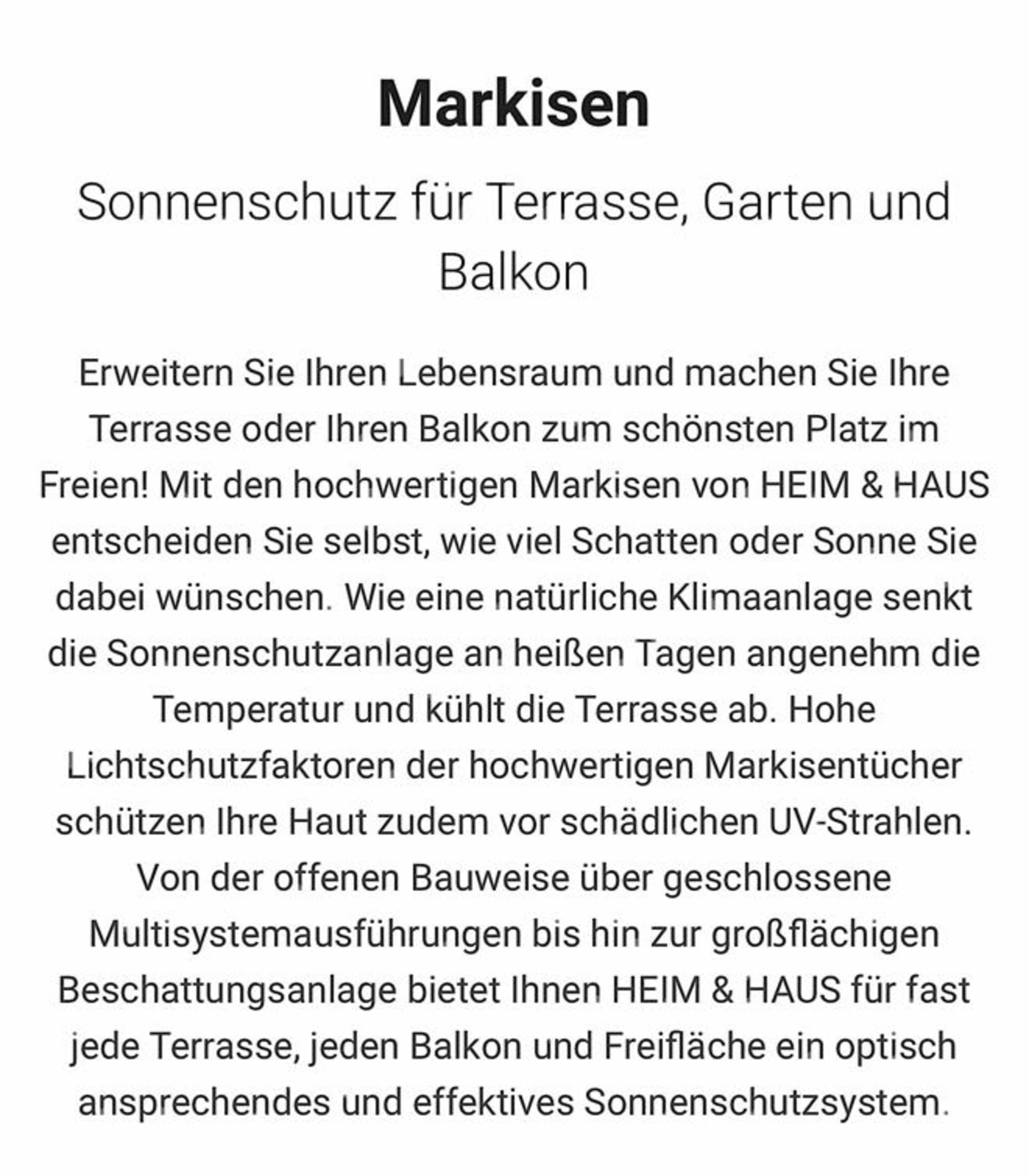 Eine Terrasse mit einer weißen Markise, die an einem gelben Haus befestigt ist, bereit für einen sonnigen Tag.